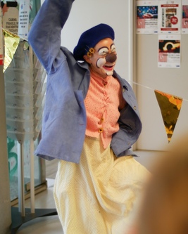 Photo d'un clown au laboratoire
