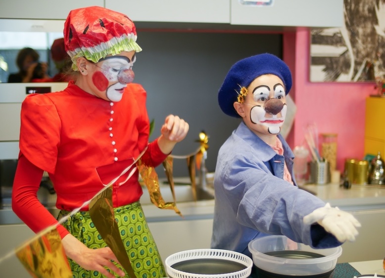 Photo de plusieurs clowns au laboratoire
