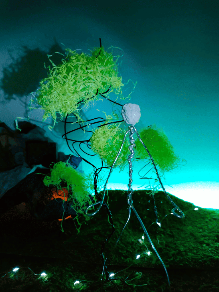 Leïla, dans le décor d'Anthropia.